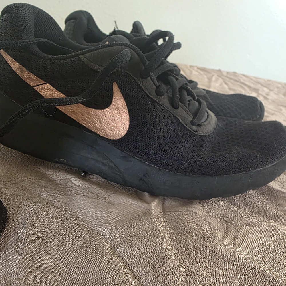 Nike Tanjun Women's Black and Rosegold Colorway Sneakers